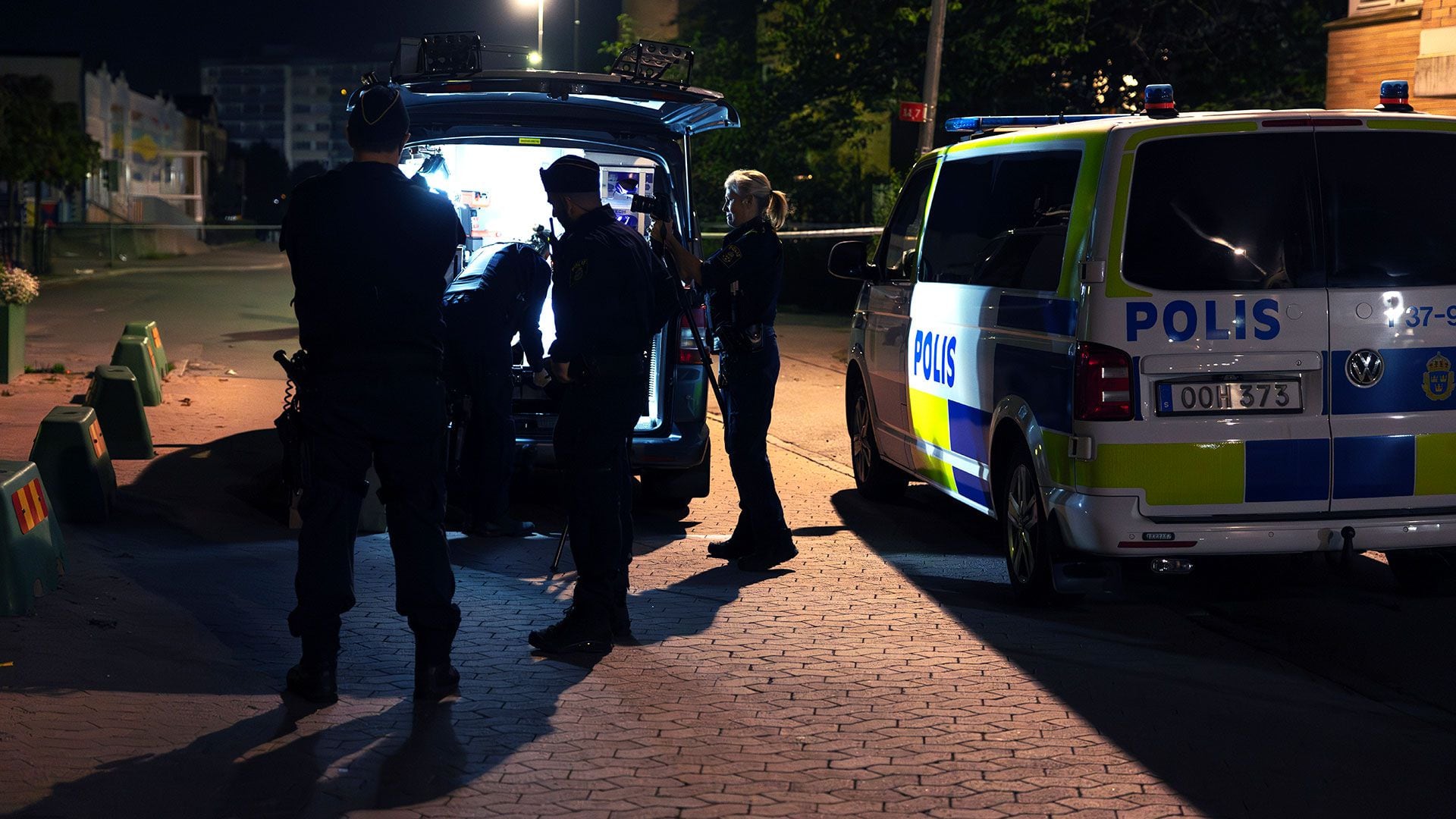La policía se encuentra en el lugar después de que un hombre fuera asesinado a tiros y otra persona resultara herida en Jordbro, al sur de Estocolmo, en las primeras horas del jueves 28 de septiembre de 2023.  (Nils Petter Nilsson/Agencia de Noticias TT vía AP)
