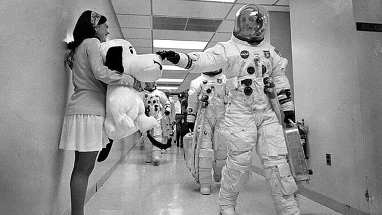 El comandante Stafford saluda a la mascota Snoopy antes de subir al cohete Saturno V. (NASA)