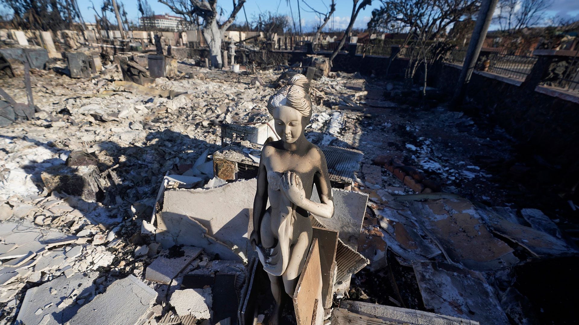 Una estatua quemada quedó de pie entre los escombros de una casa en Lahaina