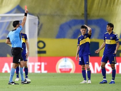 Roberto Tobar dirigió a Boca ante Inter en La Bombonera en los octavos de final, partido que el equipo brasileño se impuso por 1 a 0, pero el Xeneize avanzó en los penales.(Reuters)