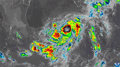 NOAA se convertirá en huracán alrededor de las 12:00 de este lunes (GIF: NOAA / RAMMB) 