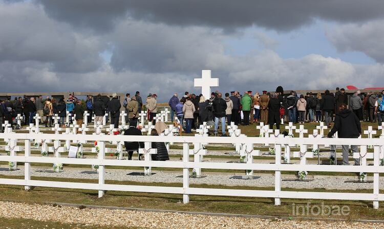 Familiares de soldados argentinos en el cementerio de Darwin en Malvinas (Infobae)