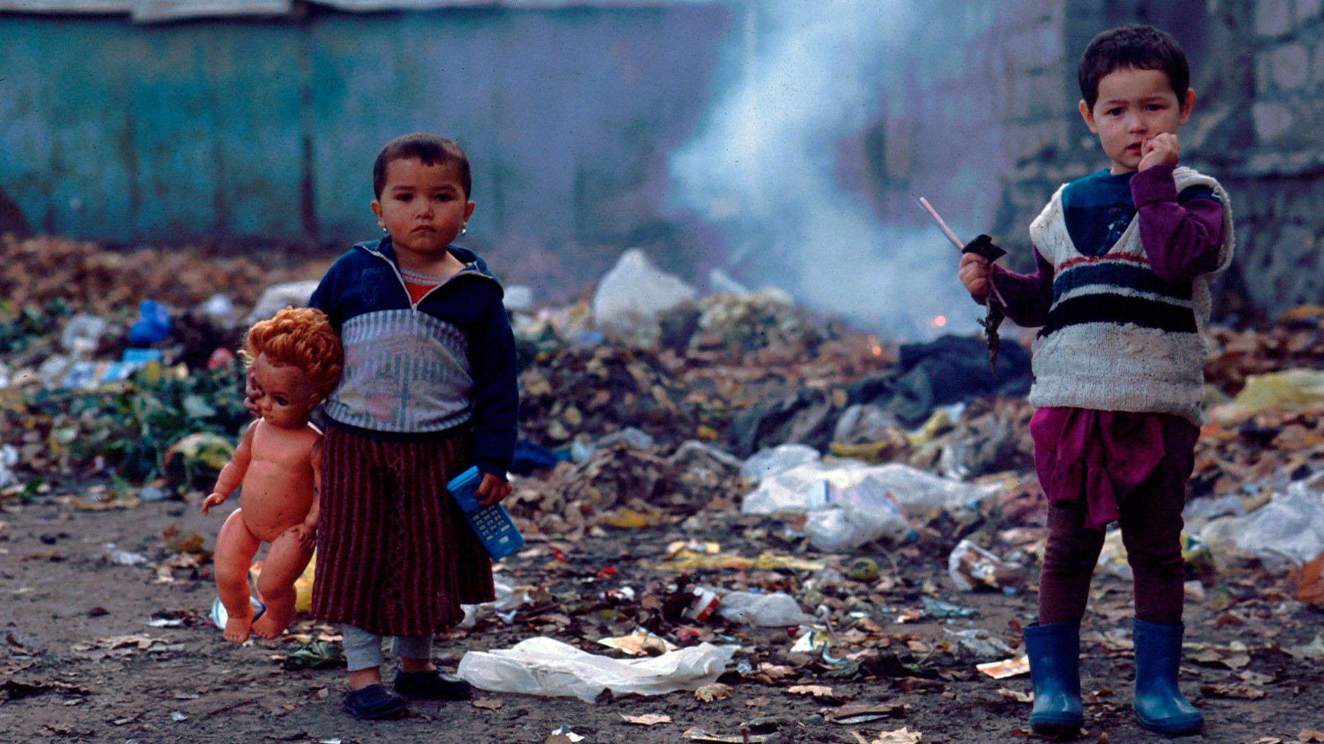 Niños juegan en Dusambé, la capital de Tayikistán, las más pobres de las ex repúblicas soviéticas. (Grosby)