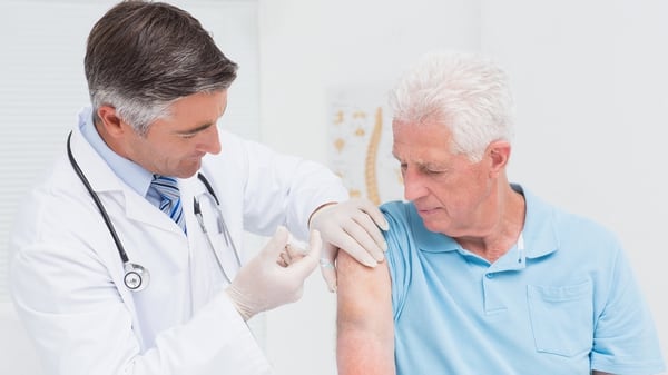 La vacuna contra la gripe se encuentra disponible en forma gratuita para los adultos mayores y para quienes padecen comorbilidades (Getty)