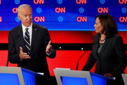 Harris y Biden durante un debate de las elecciones primarias del partido demócrata. Foto: REUTERS/Lucas Jackson