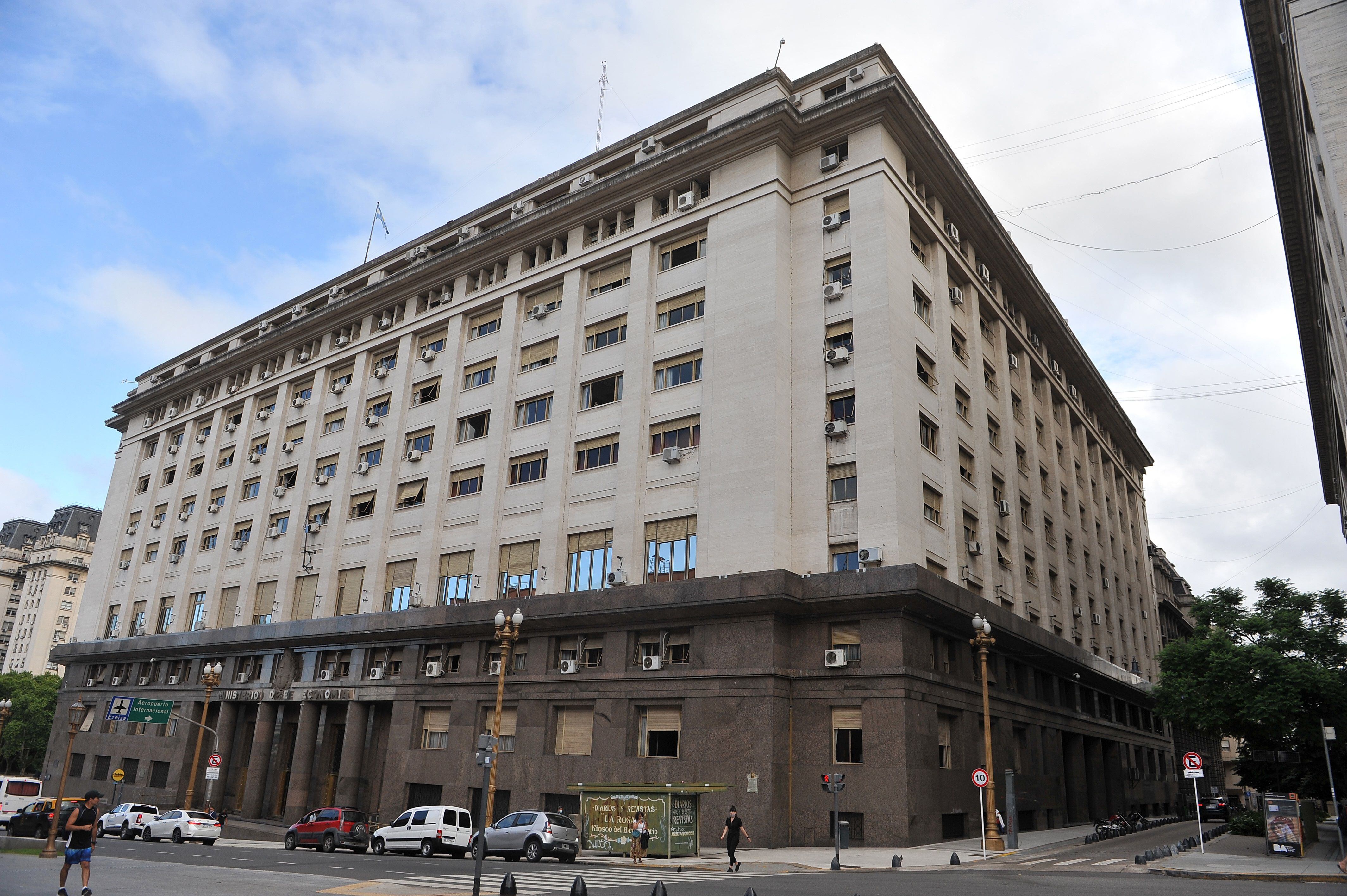 Fotografía de archivo que muestra una fotografía de la Sede del Ministerio de Economía, en Buenos Aires (Argentina). EFE/ Enrique García Medina ARCHIVO
