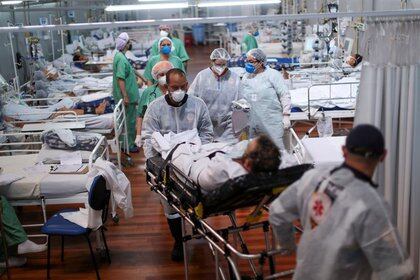 Foto de archivo: Pacientes con COVID-19 en un hospital de campaña en Santo André, Brasil, el 7 de abril de 2021 (REUTERS/Amanda Perobelli)