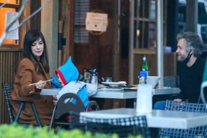 Salida en familia. Anne Hathaway fue a comer a un exclusivo restaurante de sushi de Los Ángeles junto a su marido, Adam Shulman, y sus hijos Jonathan Rosenbaks y Jack (Fotos: The Grosby Group)