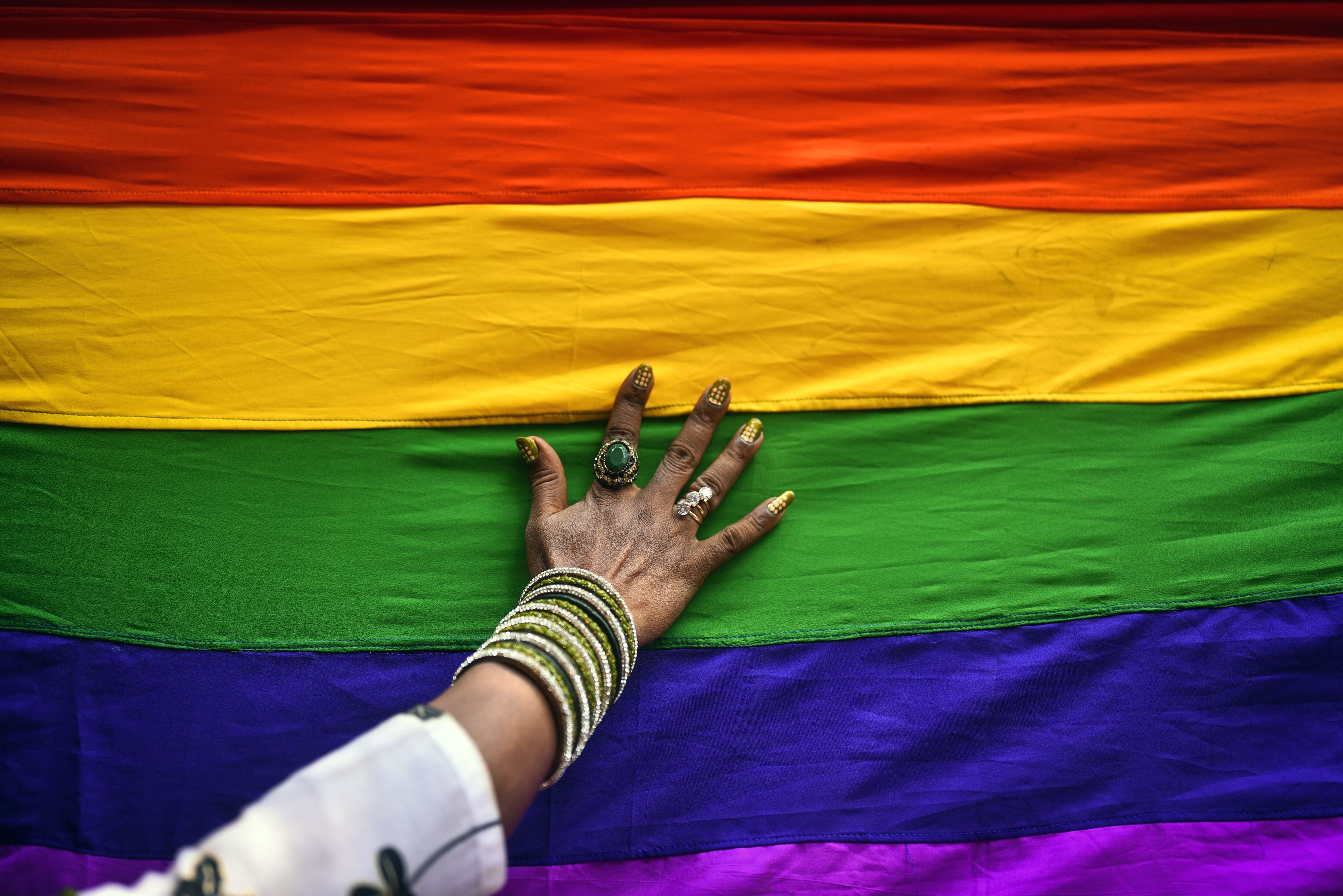 Una mano sobre una bandera LGBTBI. EFE/ Idrees Mohammed
