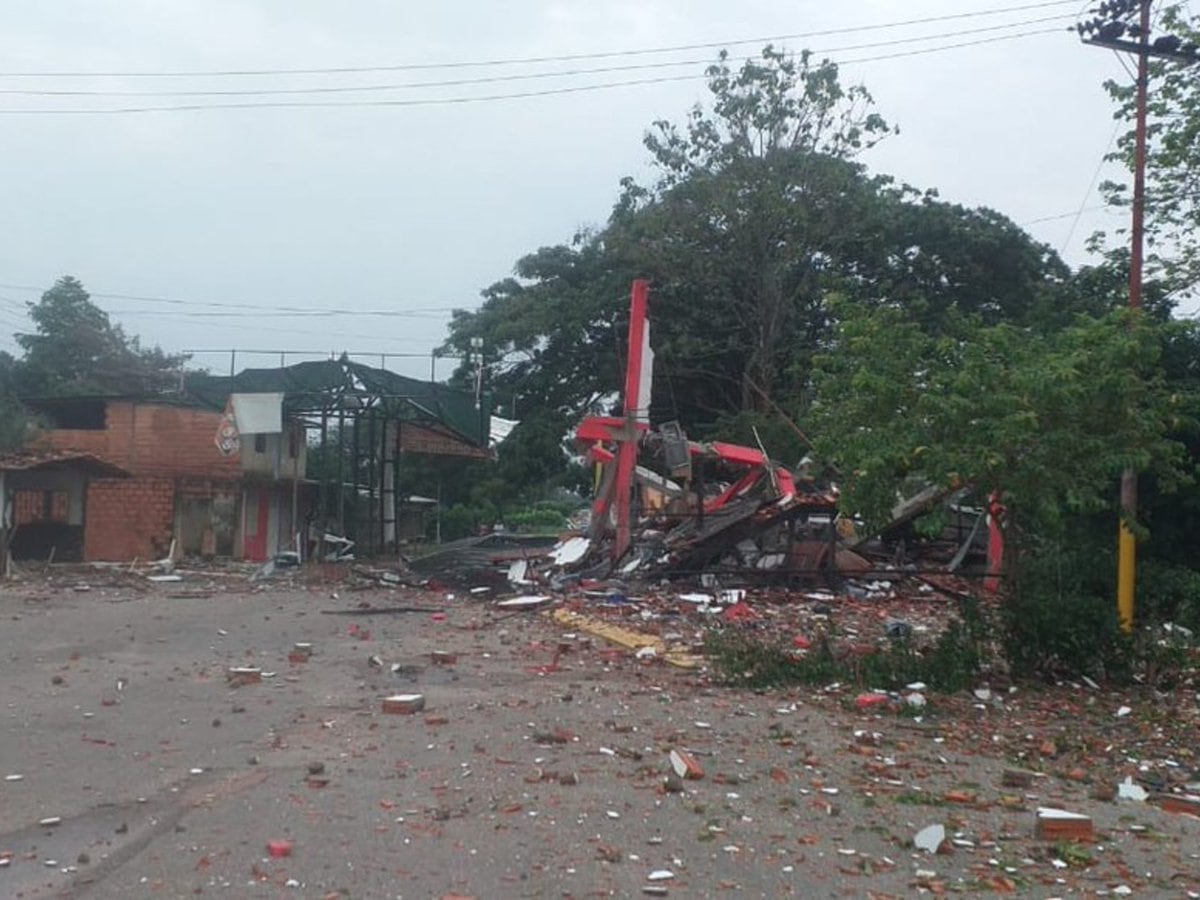 Aumenta la tensión en la frontera: las FARC destruyeron un puesto del  régimen de Maduro en Venezuela - Infobae