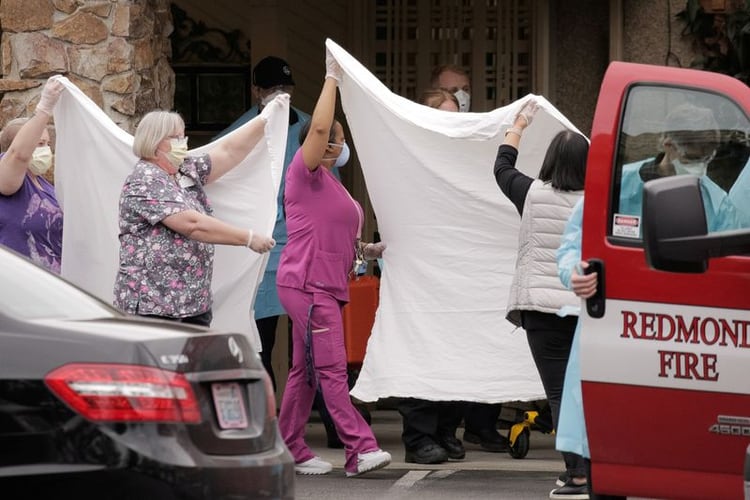 Médicos y otros trabajadores de la sanidad trasladan a un paciente en camilla a una ambulancia en el centro LifeCare de Kirkland, el centro de cuidados a largo plazo relacionado con dos de los tres casos de coronavirus confirmados en el estado, en Kirkland, Washington, EEUU 1 de marzo , 2020. REUTERS/David Ryder