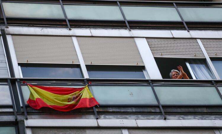 El tradicional aplauso desde los balcones y ventanas para el personal médico (Reuters)