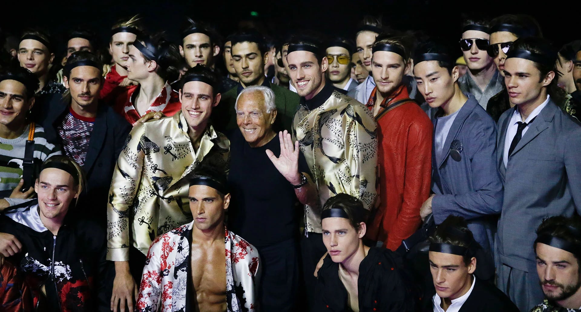 El saludo final de Giorgio junto a sus modelos al pie de la pasarela (AP)