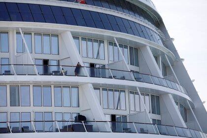 Pasajeros confiados del crucero Quantum of the Seas de Royal Caribbean atracó en el Marina Bay Cruise Center en Singapur el 9 de diciembre de 2020 (REUTERS / Edgar Su)