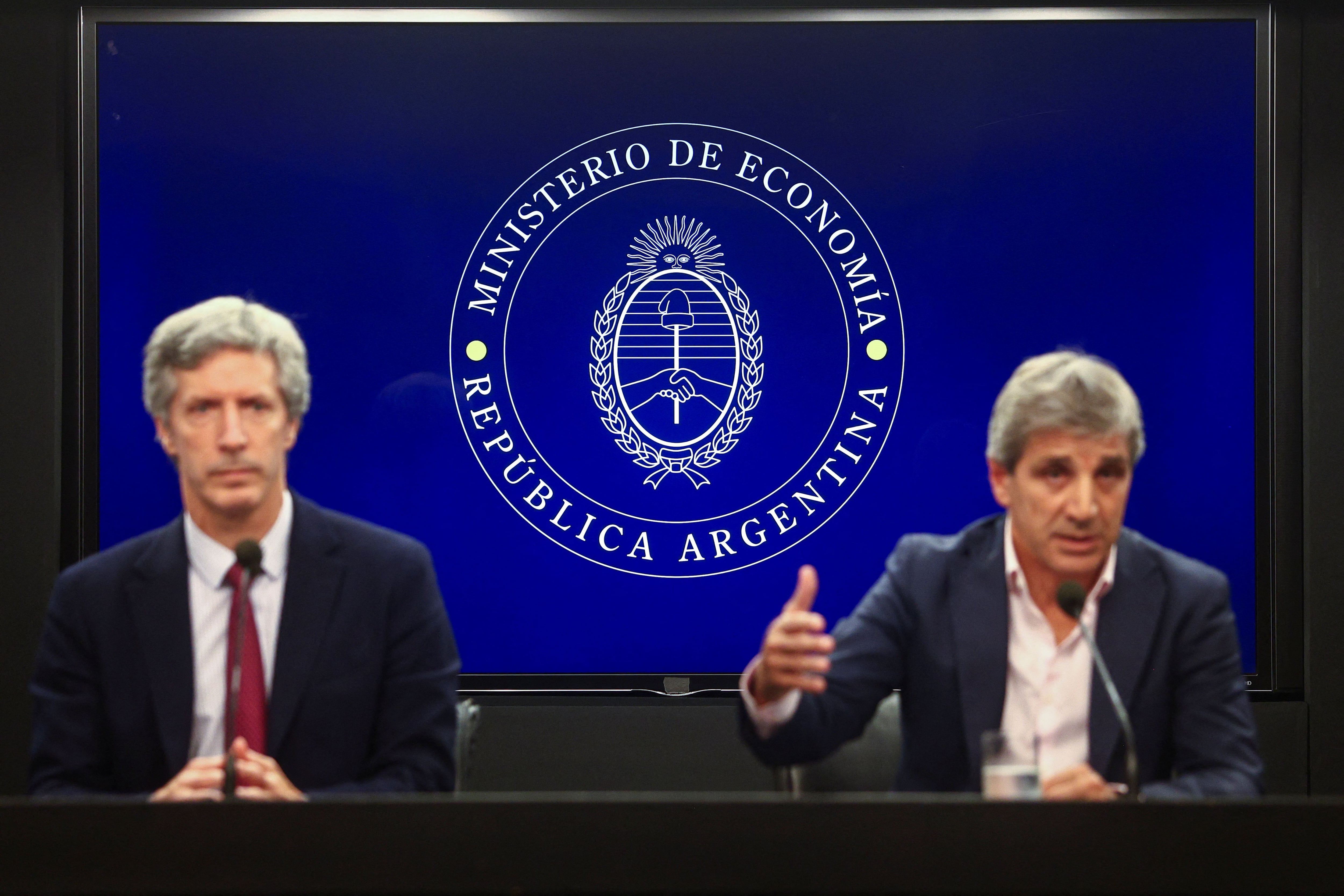 Luis Caputo y Santiago Bausili, al anunciar el "reflotamiento" del acuerdo con el FMI (REUTERS/Matías Baglietto)
