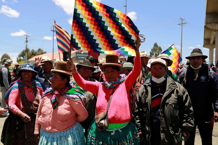Manifestantes a favor del ex presidente Evo Morales sostienen la bandera Wiphala durante una protesta en El Alto (REUTERS/Henry Romero)