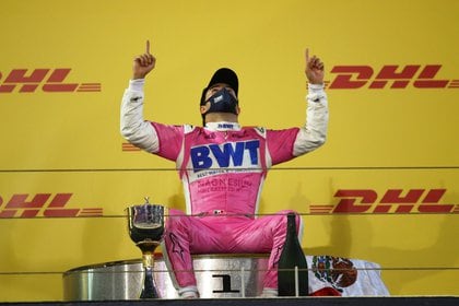 Sergio Pérez gana todas las adversidades y ocupa el primer lugar en el podio del Gran Premio de Fórmula 1 Sakhir, derrotando a Esteban Ocon, Renault y Lance Stroll Pool (REUTERS / Bryn Lennon)