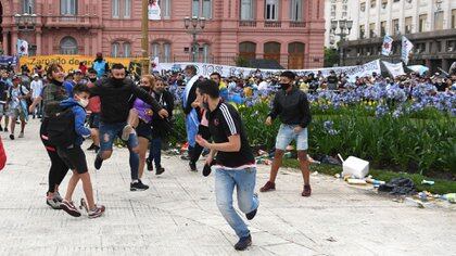 Las corridas en la Plaza de Mayo en medio del velatorio a Diego Maradona (Maximiliano Luna)