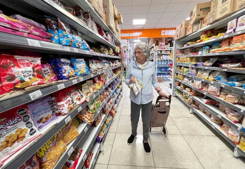 Foto de archivo: una jubilada camina en un supermercado en Buenos Aires en un contexto de alta inflación que impacta en el consumo de los argentinos. 19, dic,  2023. REUTERS/Agustin Marcarian