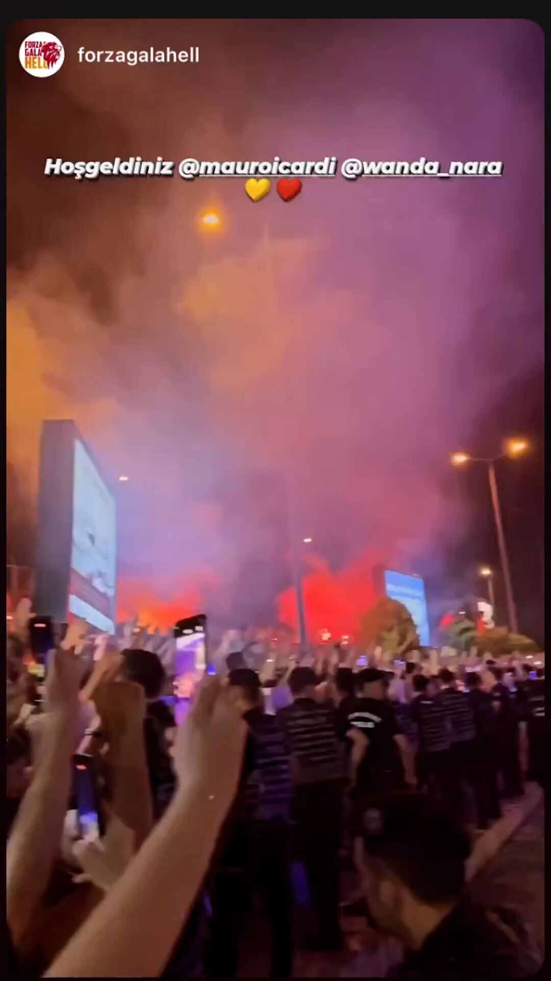 Los hinchas del Galatasaray ovacionaron a Wanda y a Mauro Icardi en su llegada a Estanbul (Instagram)