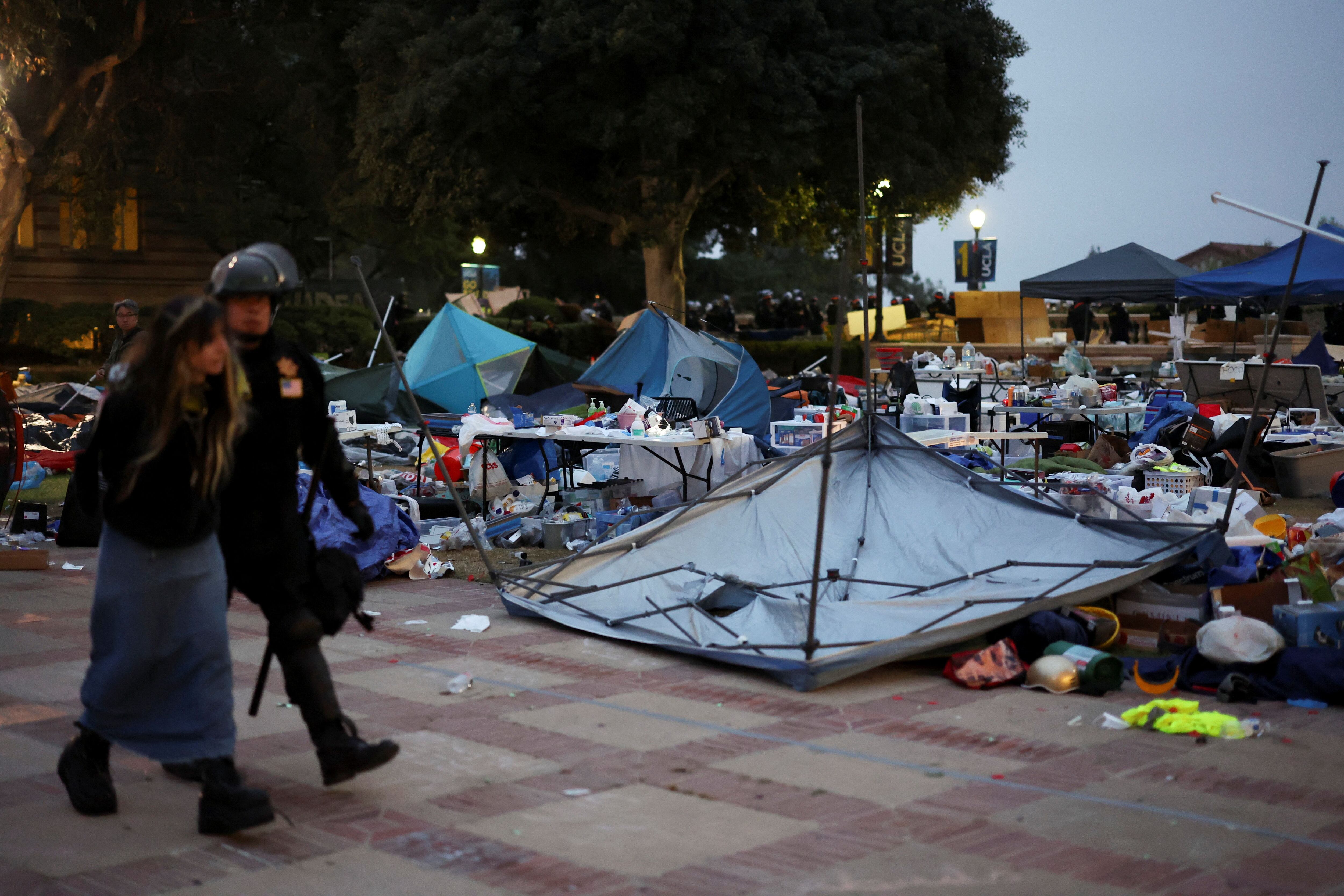 Un manifestante es detenido en un campamento de protesta pro-palestino en la Universidad de California en Los Ángeles (UCLA), mientras continúa el conflicto entre Israel y el grupo islamista palestino Hamas, en Los Ángeles, California, EE.UU., el 2 de mayo de 2024. REUTERS/ mike blake