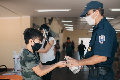 A cada alumno se le entregó un kit de higiene personal (@minedusanjuan)