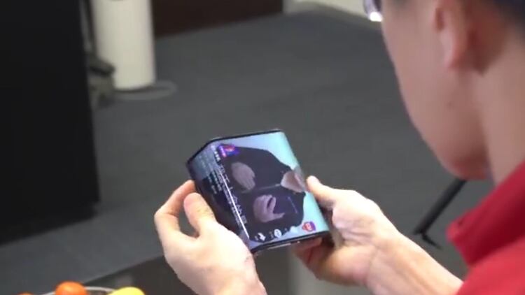 Xiaomi difundió un video con un prototipo de móvil que tendrá una pantalla flexible (Foto: Captura Youtube)