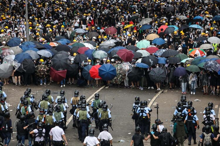 Los manifestantes reportan brutal represión de la policía hongkonesa. Los violencia policial ha incrementado desde que las protestas comenzaron hace cinco meses. (Photo by DALE DE LA REY / AFP)