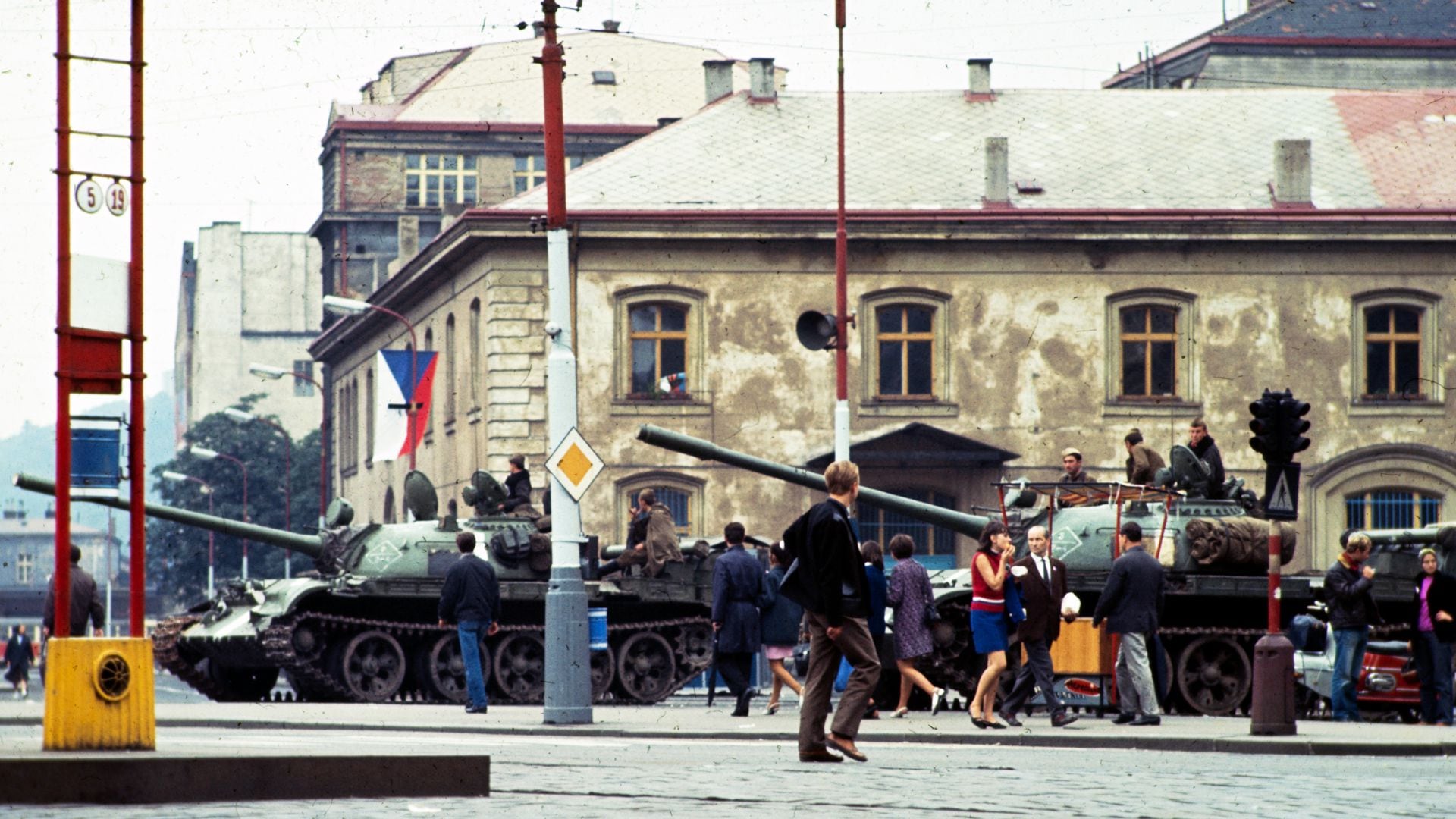 Tanques soviéticos en medio de la vida cotidiana de Praga