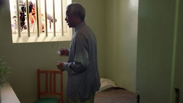 La pequeña celda donde estuvo preso Mandela se convirtió en un lugar emblemático