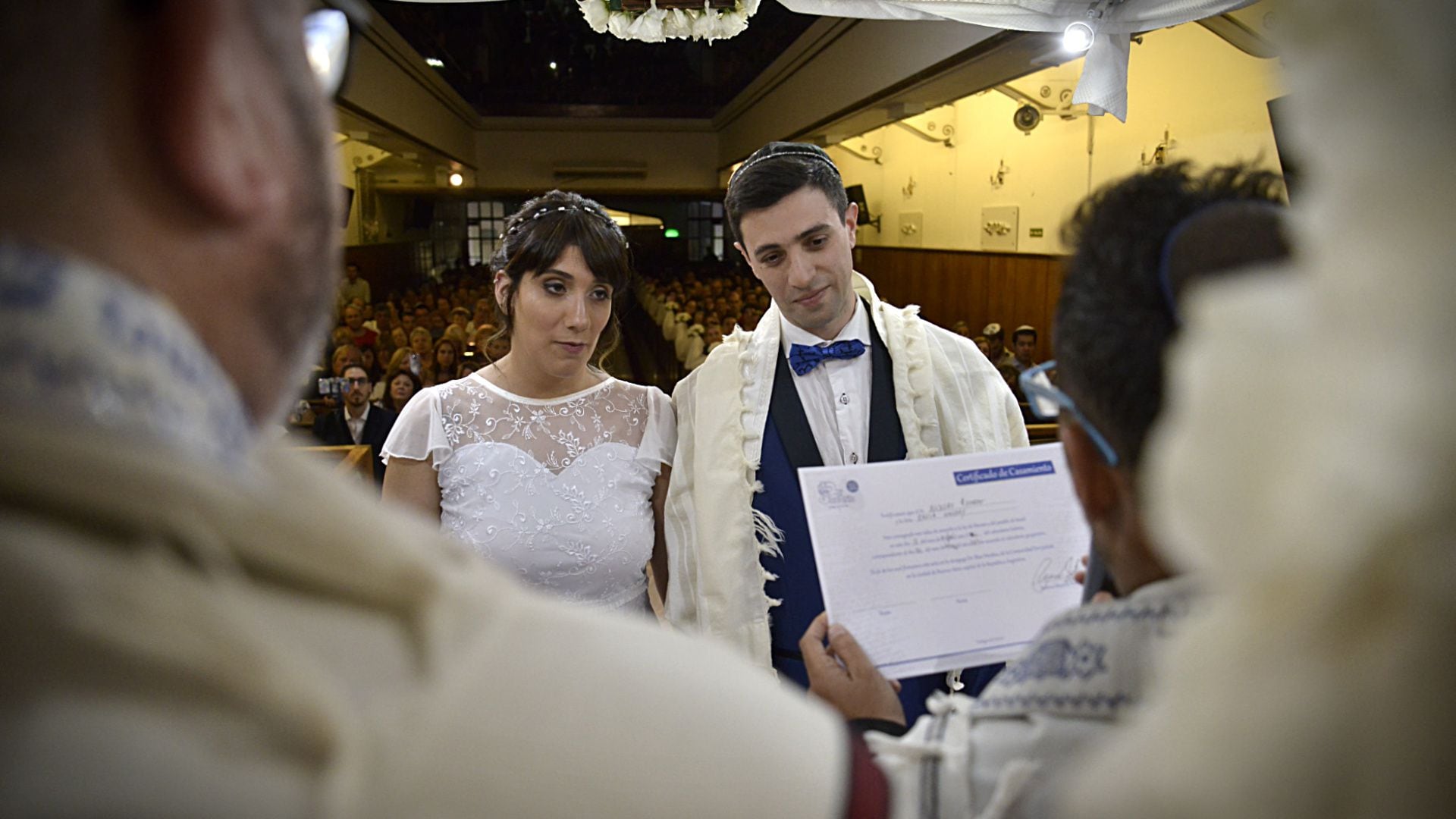 Una de las copias del certificado de matrimonio queda en el templo y el original lo conserva el flamante matrimonio