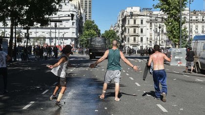 Una postal de los incidentes que obligaron a suspender el velatorio (Adrián Escandar)