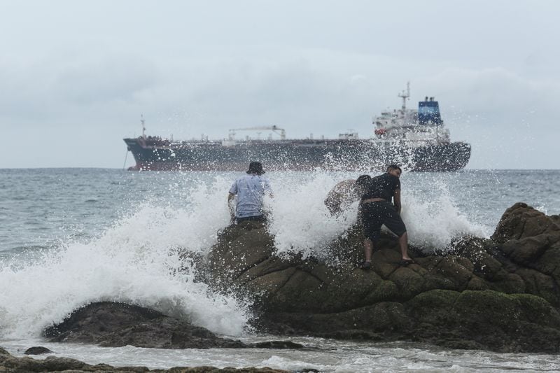 Personas son fotografiadas en una playa mientras la tormenta tropical Rick se fortalece en un huracán frente a la costa del Pacífico de México, en Acapulco, México 23 de octubre de 2021. REUTERS/Javier Verdin