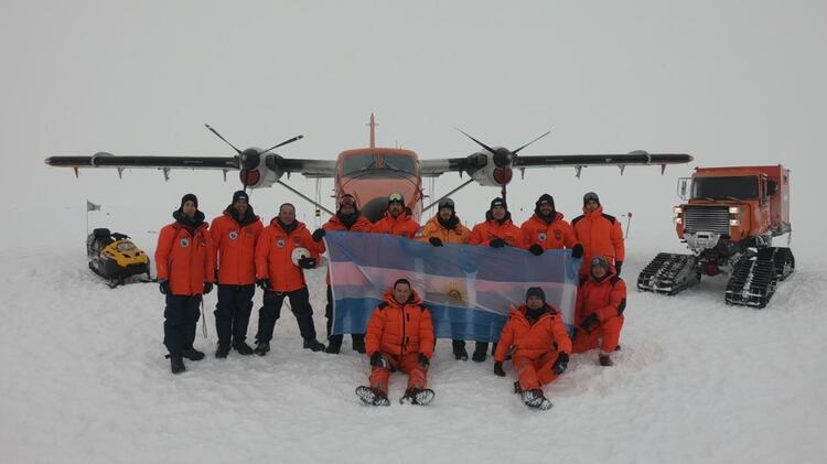 La Fuerza AÃ©rea logrÃ³ que un aviÃ³n llegue por primera vez a la base argentina mÃ¡s austral (Fuerza AÃ©rea Argentina)