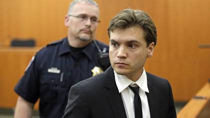 En enero del año 2015 Emile Hirsch atacó a Daniele Bernfeld, una ejecutiva de Paramount Pictures