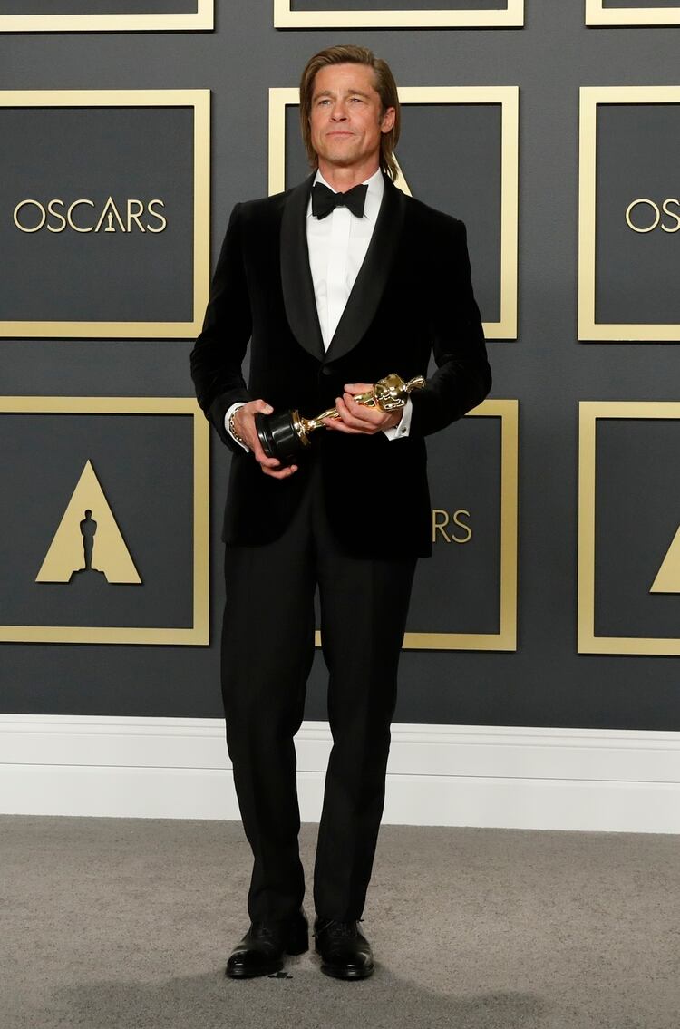 Brad Pitt posando con su Oscar 