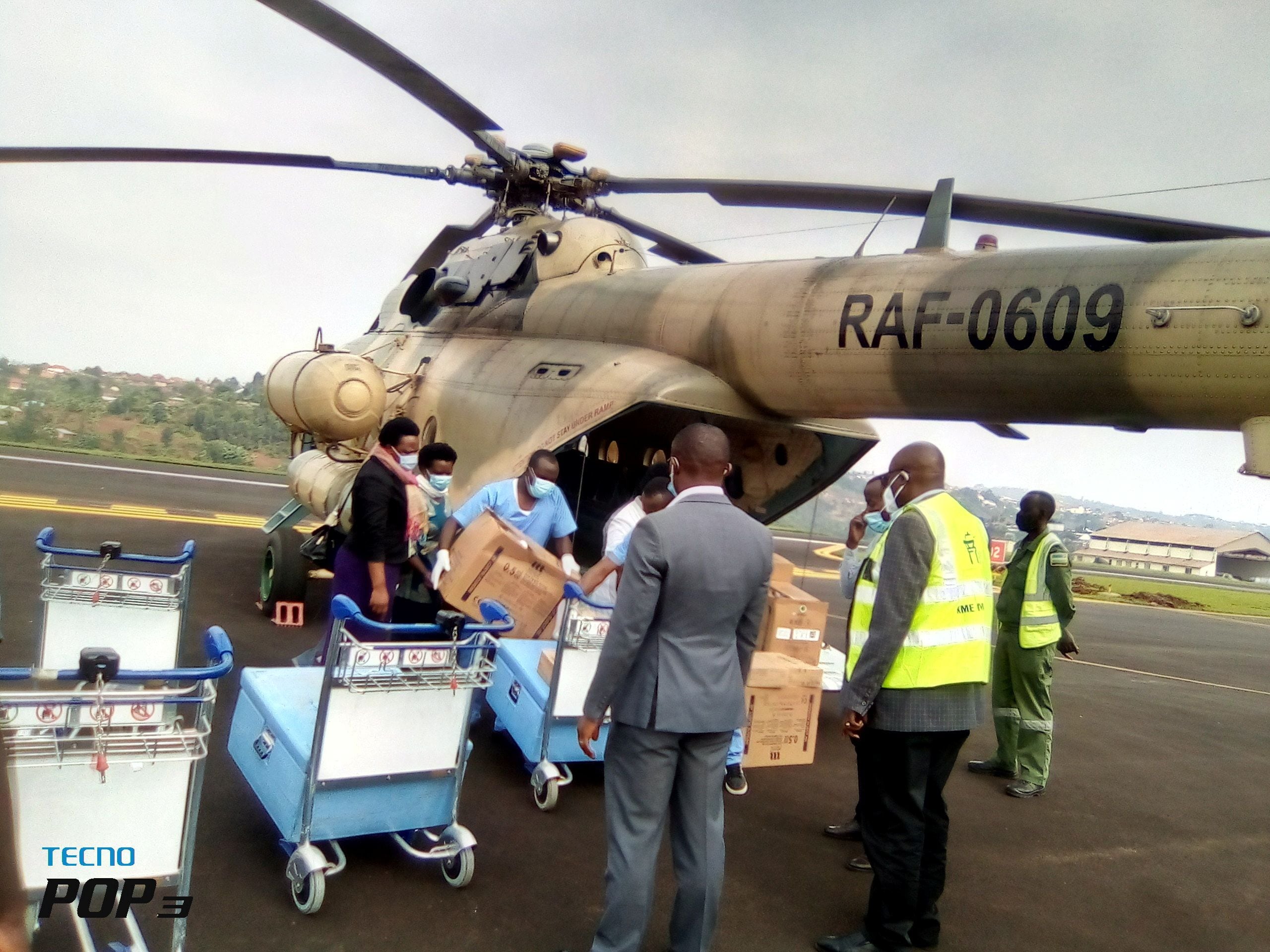 La distribución de vacunas contra el COVID-19 se realiza mediante helicópteros del ejército de Ruanda, a las zonas más vulnerables (Reuters)