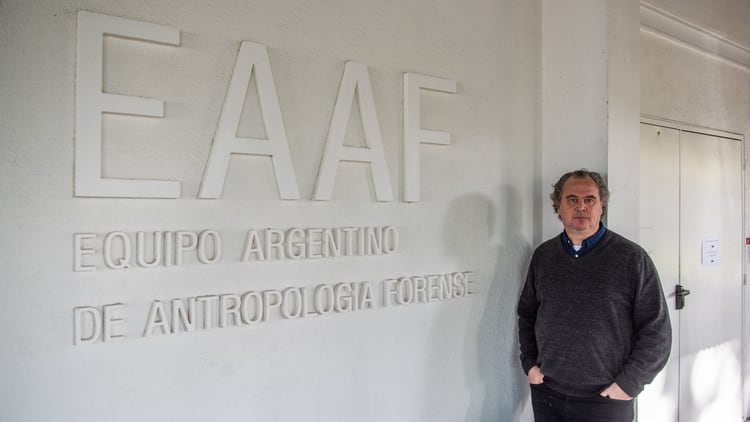 Luis Fondebrider en la puerta de la sede principal del EAAF en Buenos Aires (Adrián Escandar)