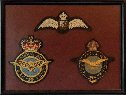 Las insignias que usó Stanley: de la R.A.F. y de los dos grupos de bombarderos donde actuó en la Segunda Guerra Mundial