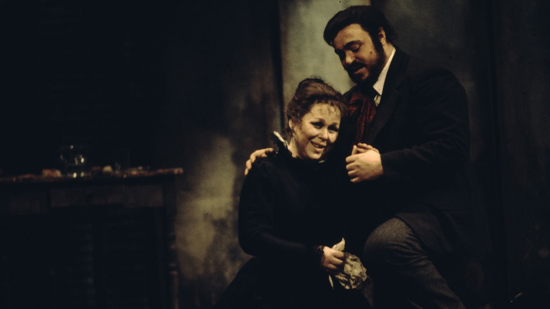 Renata Scotto es MimÏ y Luciano Pavarotti es Rodolfo en la producción del Metropolitan Opera "La BohËme", de Puccini ( MUST CREDIT: Met Opera Guild)
