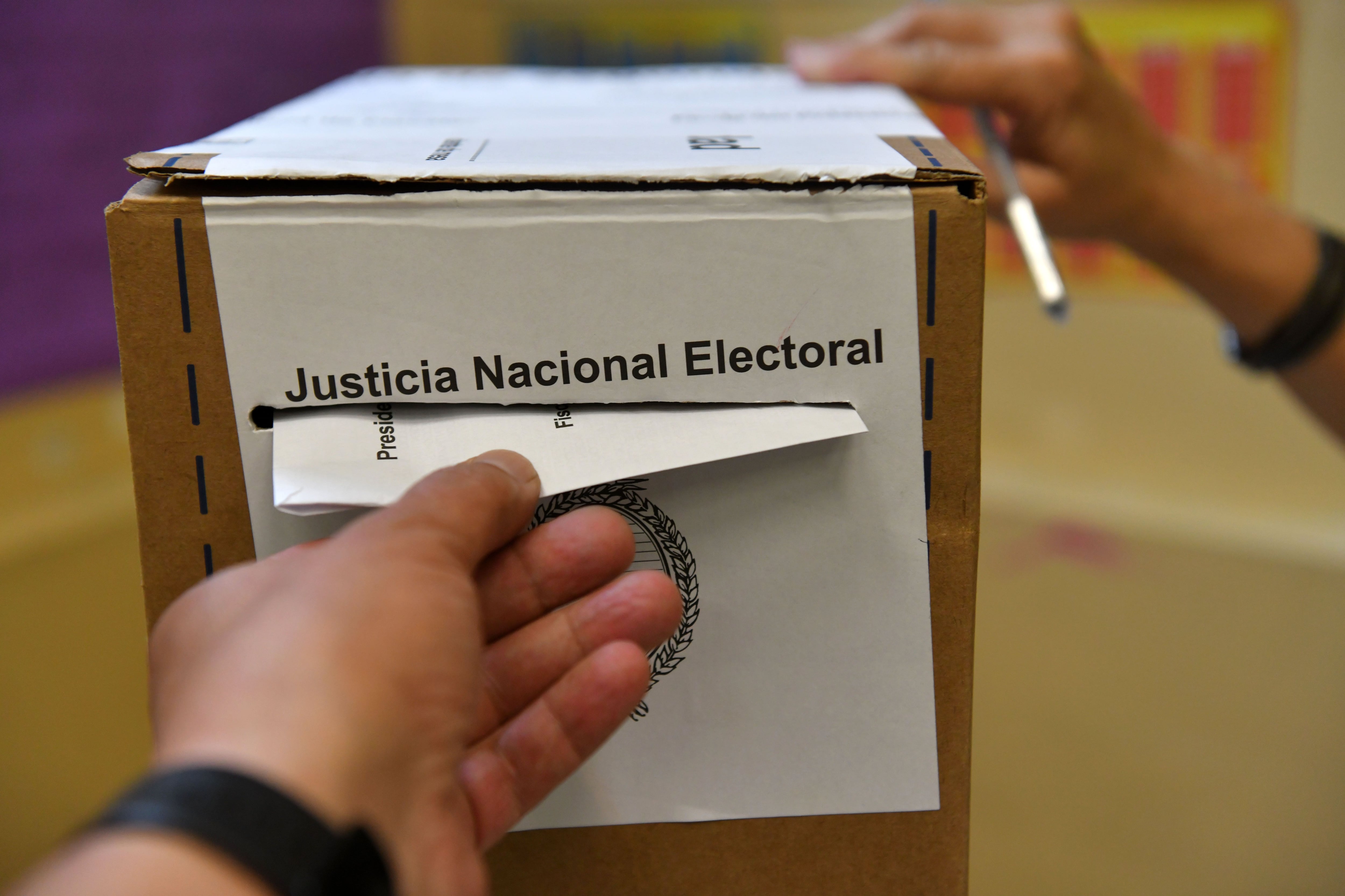 En Argentina, el voto es obligatorio para las personas entre 18 y 70 años que figuren en el padrón electoral (EFE/ Enrique García Medina)
