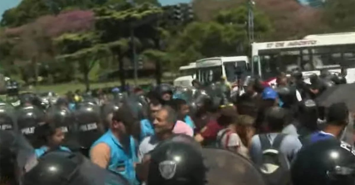 Tension in the Retiro: a group of manteros refused to leave the area and clashed with municipal police