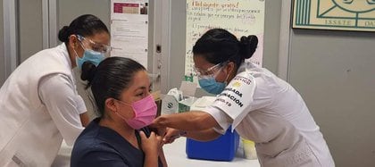 Los directivos de los hospitales tienen la responsabilidad de evitar que se apliquen inmunizaciones a personas a quienes no les corresponden aún(Foto: Twitter@ISSSTE_mx)
