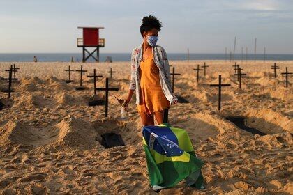 Una activista de la ONG de Río de Paz con una máscara contra el coronavirus REUTERS / Pilar Olivares IMÁGENES TPX DEL DÍA