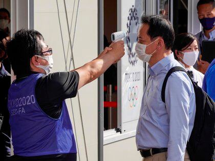 Los organizadores de los Juegos Olímpicos y Paralímpicos de Tokio 2020 han puesto a prueba las medidas de seguridad que barajan, en las que a los controles rutinarios se sumarán medidas anti-covid como el uso de pegatinas termosensibles.
EFE/EPA/KIMIMASA MAYAMA
