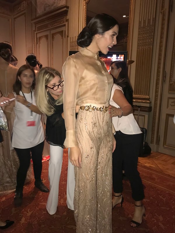 Claudia Arce ultimando detalles con la modelo Elina Fernández