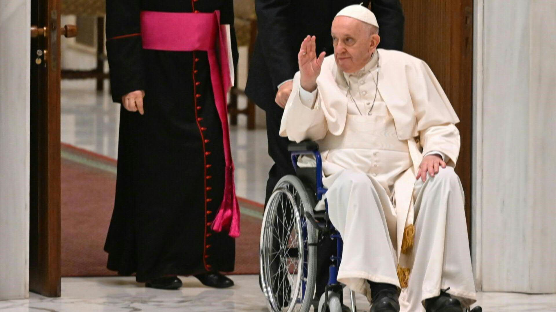 En los últimos días, al Sumo Pontífice se lo vio usando una silla de ruedas por su dolor de rodilla 