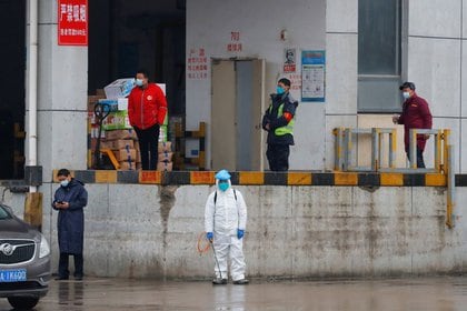 Un trabajador con un equipo de protección individual (EPI) en el mercado de Baishazhou durante la visita del equipo de la Organización Mundial de la Salud que investiga el origen de la COVID-19 en Wuhan, provincia de Hubei, China, el 31 de enero de 2021. REUTERS/Thomas Peter