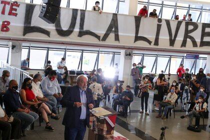 Foto del ex presidente de Brasil Luiz Inacio Lula da Silva dando una rueda de prensa en Sao Bernardo do Campo, cerca de San Pablo (REUTERS/Amanda Perobelli)