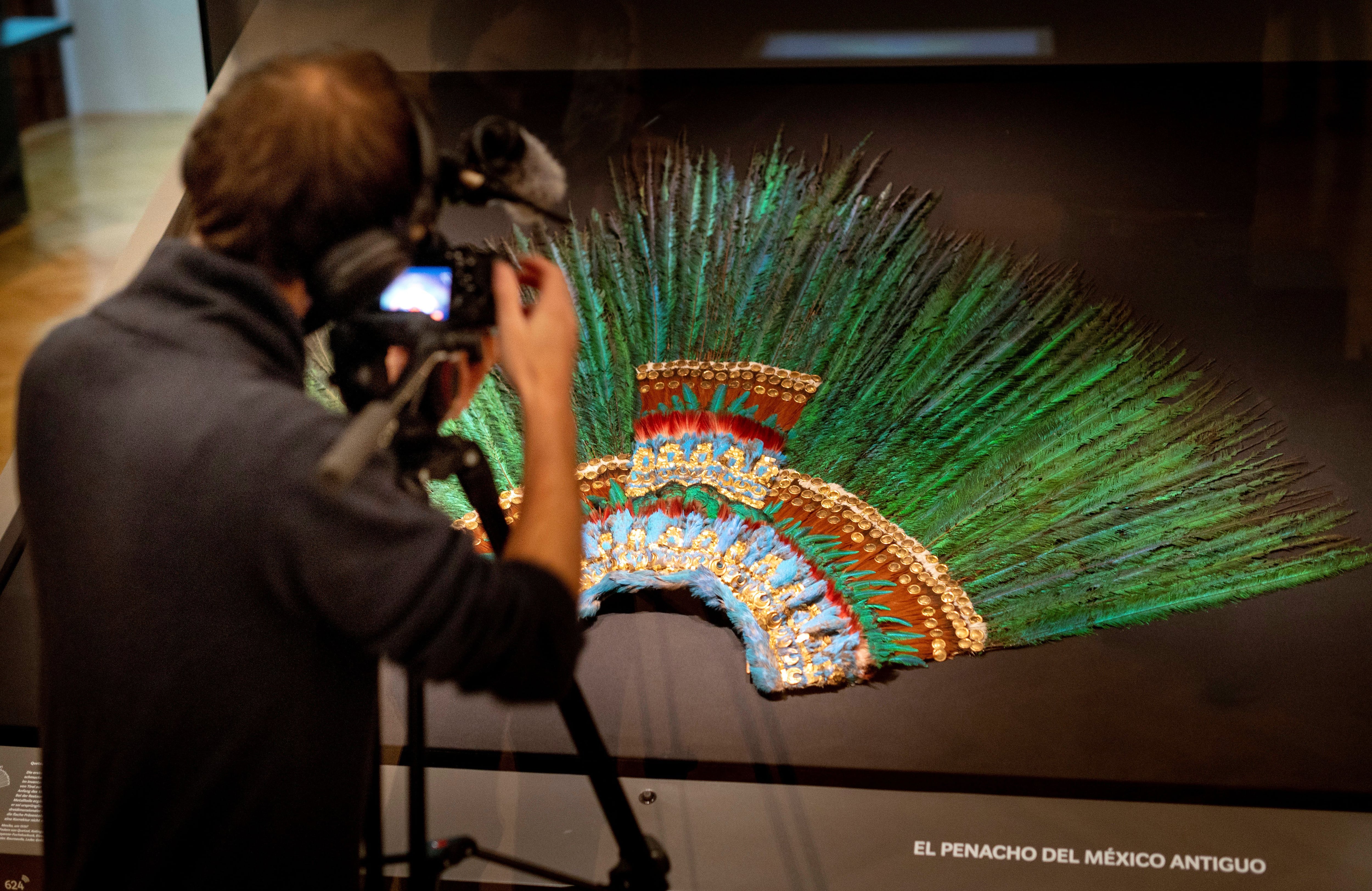 Actualmente el Penacho de Moctezuma se encuentra en el Museo de Etnología de Viena, en Austria y ha sido reclamado sin éxito por México desde 1998 (Foto: JOE KLAMAR / AFP)
